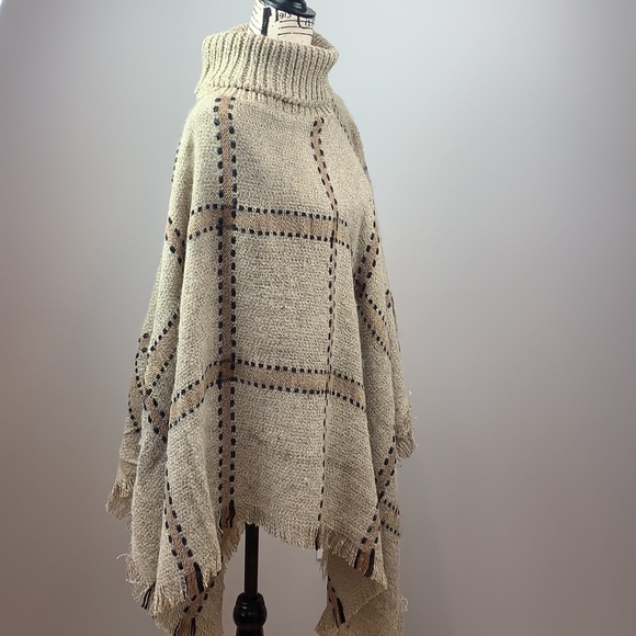 Poncho Turtleneck Windowpane Print - Picture 7 of 14